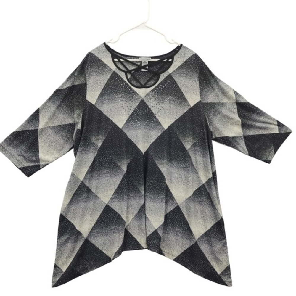 Catherines Women Modern Edgy Avant Sharkbite Top 2X Black White Geometric Blouse